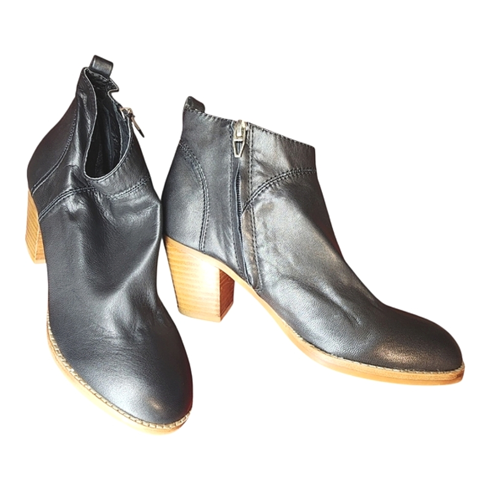 DV by Dolce Vita Black Leather Ankle Booties Ladies Sz 7 Heeled Boots Comfy Chic